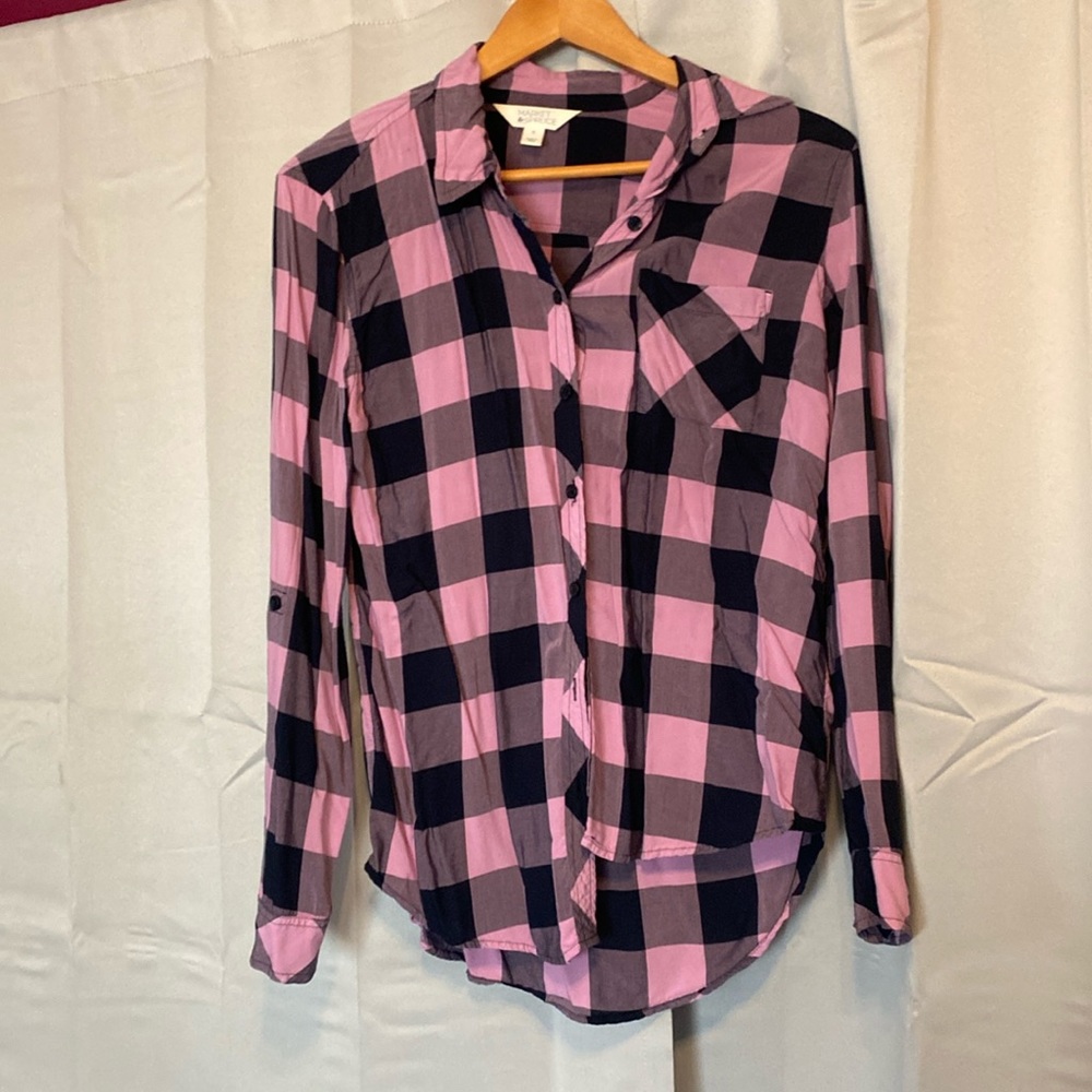 Woman’s pink medium plaid long sleeve shirt barely worn